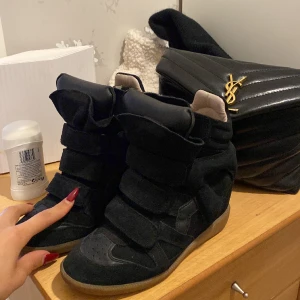 Isabel marant skor - Säljer nu mina älskade isabel marant skor, skorna är i ett fint skick finns inga skador m.m på skorna🤍