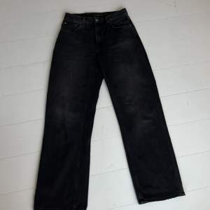 Sköna jeans i snygg svart färg. Nudie jeans modell Clean Eileen i färg Shimmering black.  Storlek 28/30 Endast använda ett fåtal gånger. Som nya. 