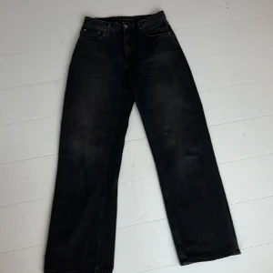 Svarta Nudie jeans - Sköna jeans i snygg svart färg. Nudie jeans modell Clean Eileen i färg Shimmering black.  Storlek 28/30 Endast använda ett fåtal gånger. Som nya. 