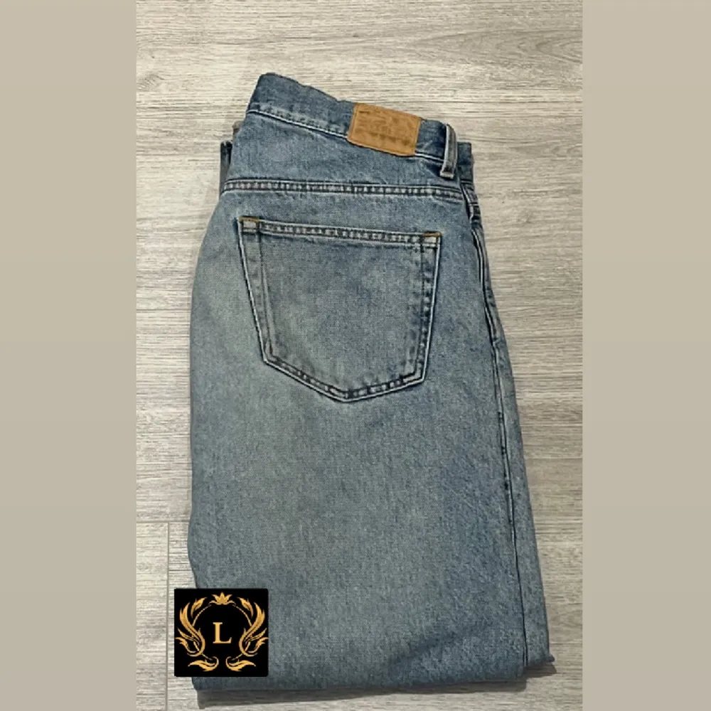 Ett par riktigt feta jeans! Från Weekday! Skicket är 9/10 inga defekter ny pris 699 mitt pris är 249🙌 eller kom med andra prisförslag. (bara att skriva för mer info). Jeans & Byxor.