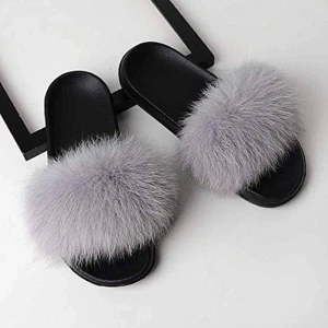 päls tofflor - grå äkta pälstofflor köpta från garoff i sommras, knappt använda kom privat för egna bilder💓