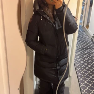 Para Jumper vinterjacka - Säljer para jumper long bear core jacka i svart storlek S köpt för en månad sen  nyskick. Jättevarm. Köpt för 8550kr säljer för 7500kr, Lappar och kvitton finns kvar på jackan även black label med.