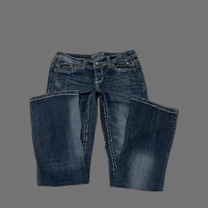 LÅGMIDJADE Y2K BOOTCUT JEANS - Så fina lågmidjade y2k bootcut jeans med fina bakfickor!😍 38cm innerbenslängd: 76cm PS; KOLLA IGENOM MITT KONTO NI KOMMER HITTA MÅNGA Y2K OCH VINTAGE PLAGG 