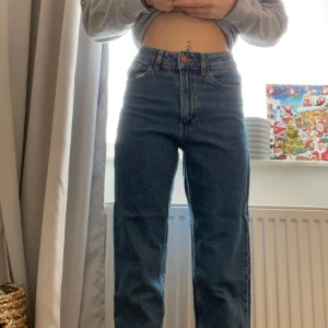 snygga jeans - bekväma, inte mycket använda, högmidjade 