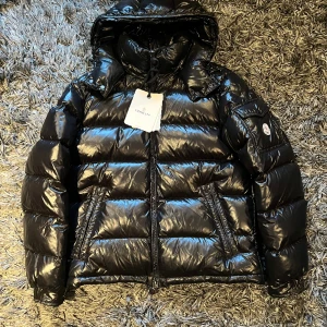 Moncler maya - Moncler maya svart  - Size: 2/M - Cond: 9/10 - Bin:8749kr - Bud:8449kr    - Bud höjs med minst 100kr!  - Kommer med tags! 