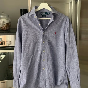 Ralph lauren skjorta  - Säljer min Polo Ralph lauren skjorta då jag inte använder den längre. 10/10 skick. Inga defekter. Hör av dig om du har några frågor!