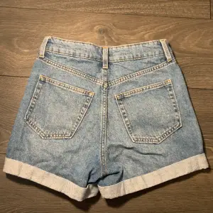 mom-jeansshorts som är korta och highwaist, från H&M. super sköna och fina på.
