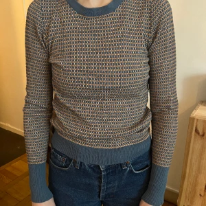 Långärmad tröja Zara - Blå och gul långärmad tröja från zara med textur, nästan som att den är stickad. Bra skick❣️