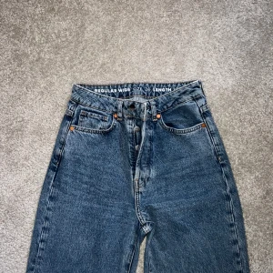 Högmidjade bikbok jeans  - Mörkblå högmidjade bikbok jeans i jättefint skick men de är tyvärr för små därav säljer jag! Använda en gång 
