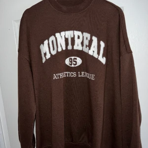 Collagetröja H&M - Använd några gånger, inte min stil längre, oversized! Fortfarande i nyskick 