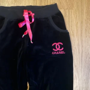 Byxa till set - Byxor till set, tröja finns i annan annons. Svart sammet, med rosa detaljer