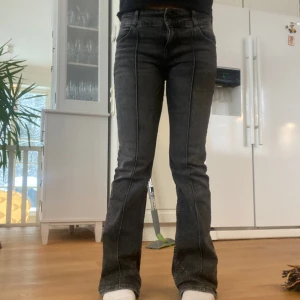 Lågmidjade Bershka jeans - Gråa lågmidjade jeans från bershka i nästan nyskick bara använda 2-3 gånger. Säljer då dom var förstora för mig💕
