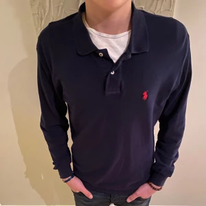 Raulp lauren halv zip - Säljer nu denna raulp lauren halv zip tröjan som inte längre kommer till användning för mig, nästan helt ny, skick 10/10 ny pris”1500kr”mitt pris”750kr”