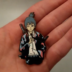 Aki pin - Tror att han heter Aki men inte säker, hursomhelst säljer en super fin emeraldpin av aki från chainsaw man serien. Bra kvalite och aldrig andvänd. Köpt på ett konvent men säljer för att min anime fas har tagit slut. Kontakta vid frågor❤