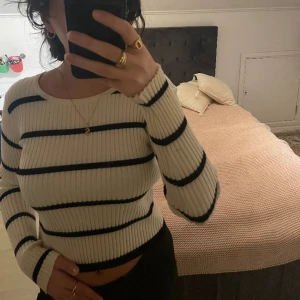 Tröja med öppenrygg - Säljer denna otroligt snygga och sexiga tröjan från Zara i  storlek M, passar även S, använt en gång och är som ny