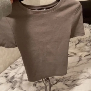 Topp med öppen rygg - Endast testad då den är liten för mig. Jätte gullig med lite öppen vid ryggen som går att knyta. I storlek M men passar perfekt till S och XS💓
