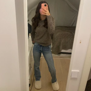 Lågmidjade jeans 💕 - Lågmidjade jeans från zara, använt skick men inget man tänker på💕