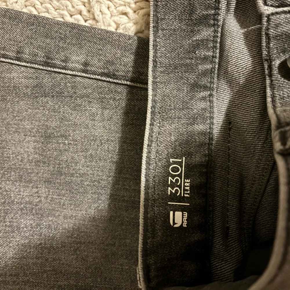 Samma jeans som på bilden fast i grå! Som nya då de tyvärr inte kommit till användning⭐️passar även längre (funkar för mig i längden som är 175)🥰. Jeans & Byxor.