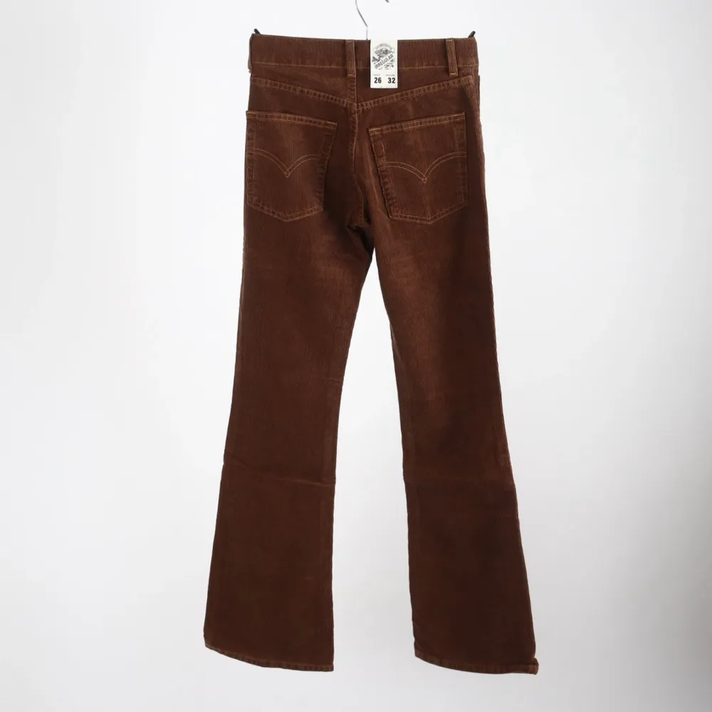 Helt oanvända levi's byxor med lappen kvar.  Storlek: Waist 26, Inseam 32 (xs) Säljer pga fel storlek🌻. Jeans & Byxor.