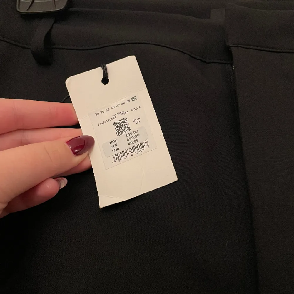 Helt nya kostymbyxor från bik bok. Storlek 48. Byxorna är endast provade, säljer pga fick de i present men de passar tyvärr inte. Nypris 499. Jeans & Byxor.