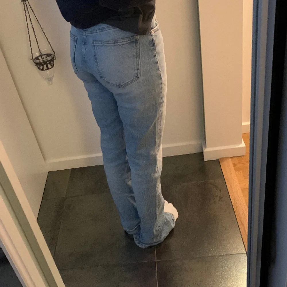 Ett par super fina blå jeans från zara som har slits nedtill. Stl 36 och jag är 164cm lång och de sitter bra😊. Jeans & Byxor.