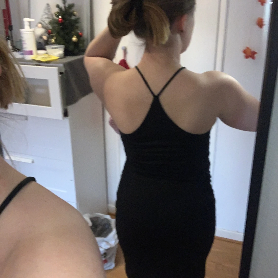 Svart ribbad klänning - 90