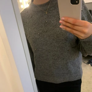 Stickad tröja med pärlor  - en mörkgrå stickad tröja ifrån H&M i stl XS🌟 