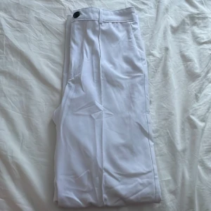 Vita kostymbyxor  - Vita raka kostymbyxor, använda en gång, nyskick. 