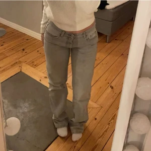 Lågmidjade gråa jeans - Super snygga gråa lågmidjade jeans ifrån GinaTricot i storlek 32 🩶 tyvärr blivit för små för mig 