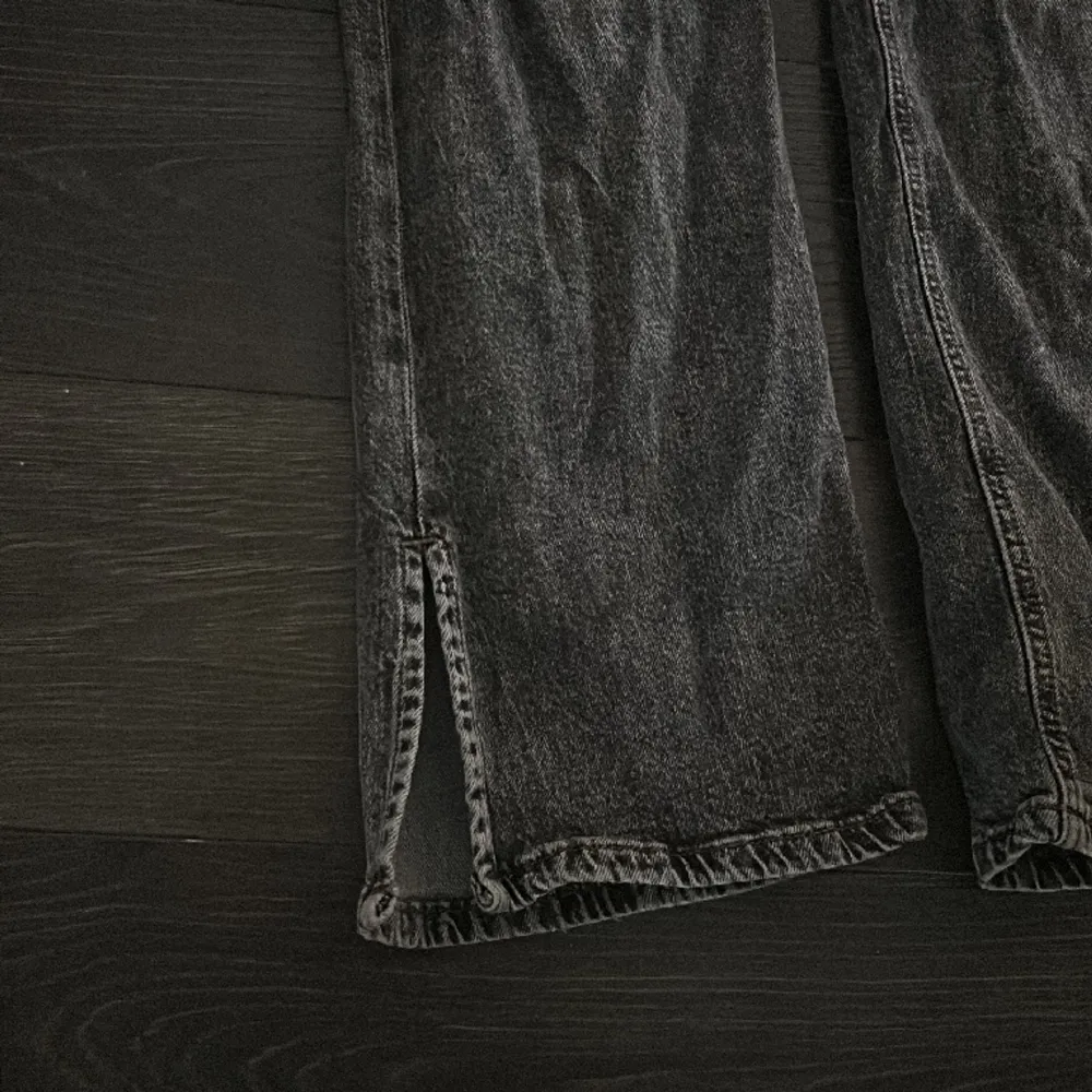 Grå jeans med slits, använda fåtal gånger, fint skick. Är du intresserad kontakta mig😊. Jeans & Byxor.