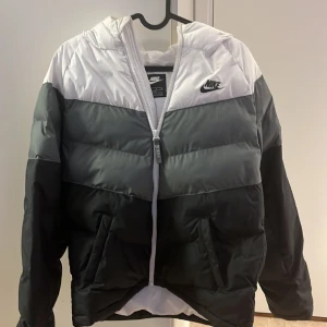 NIKE JACKA - Ny jacka användt 2 gånger.
