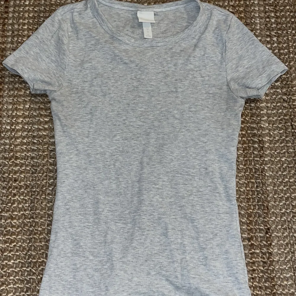 Säljer denna ribbade t shirten från H&M. Skriv om du har frågor eller vill se bild av hur den ser ut på💓😊Skriv gärna innan du köper. T-shirts.