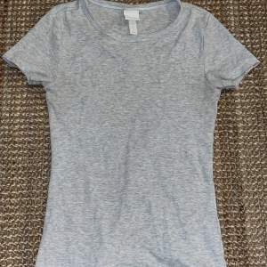 Säljer denna ribbade t shirten från H&M. Skriv om du har frågor eller vill se bild av hur den ser ut på💓😊Skriv gärna innan du köper