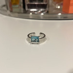 ioaku ring  - säljer denna helt oanvända ring från ioaku 💞(pris kan diskuteras vid snabb affär)