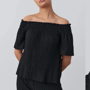 Topp - Säljer min svarta off shoulder topp från gina som endast är använd 1 gång!! Kommer tyvärr inte till användning hos mig..  
