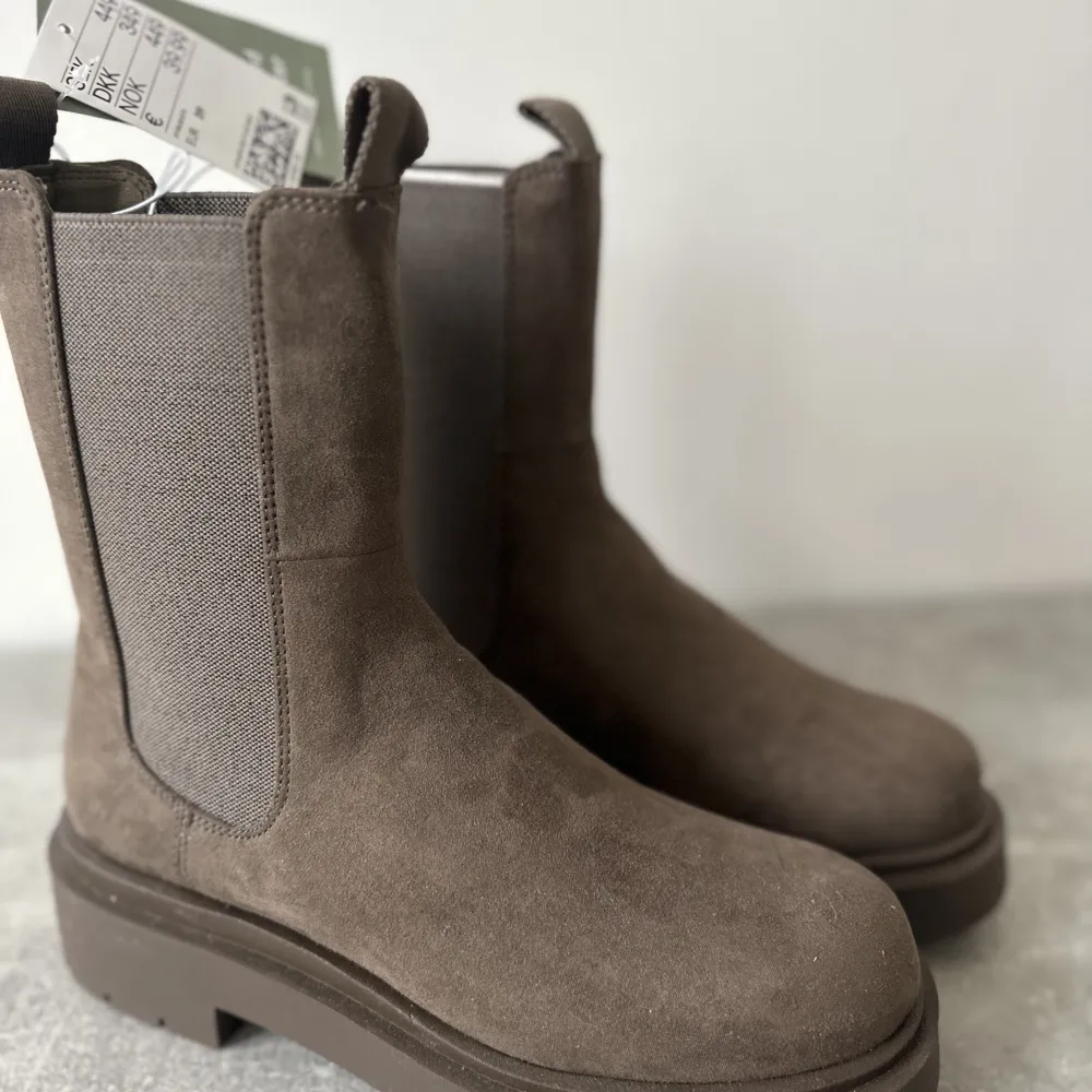 Brand new with tags boots, unused. Pick up in Östermalm/Stureplan for fast deal.. Skor.