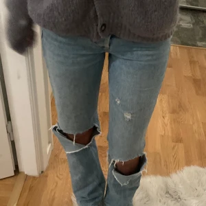 Zara jeans midwaist - zara jeans med hål medelhöga (lägger ut igen)