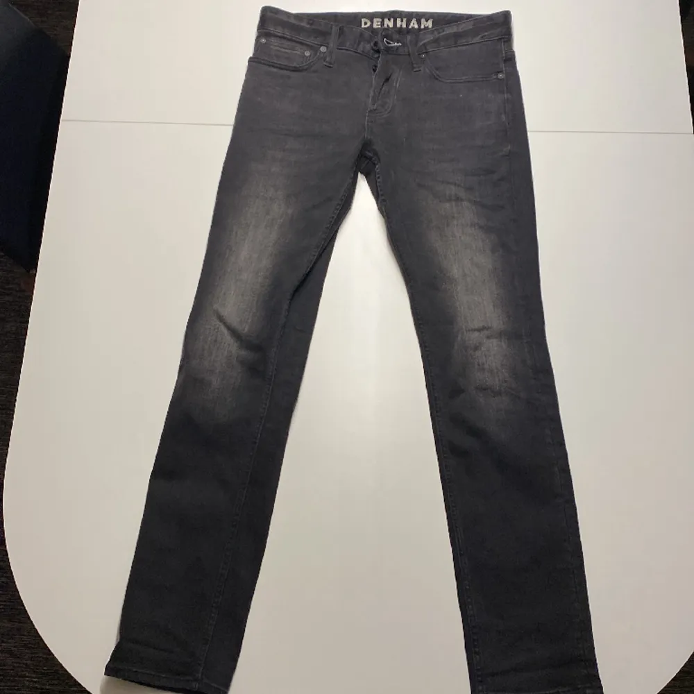 Tjena säljer nu mina Denham jeans! Väldigt snygga men tyvärr lite för långa för mig.   Storlek 29/32 Cond 10/10 Nypris 1699:-. Jeans & Byxor.