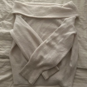 Tröja  - Stickad off shoulder tröja från hm. Storlek XS men väldigt stor i storleken och super stretchig. 80 kr+ frakt💕