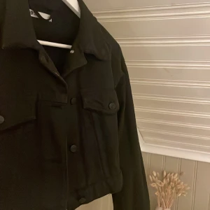 Svart jeans jacka Ginatricot - Super cool lite kortare svart jeansjacka i storlek Xs. Köpt på ginatricot! Klicka gärna på köp nu!💗