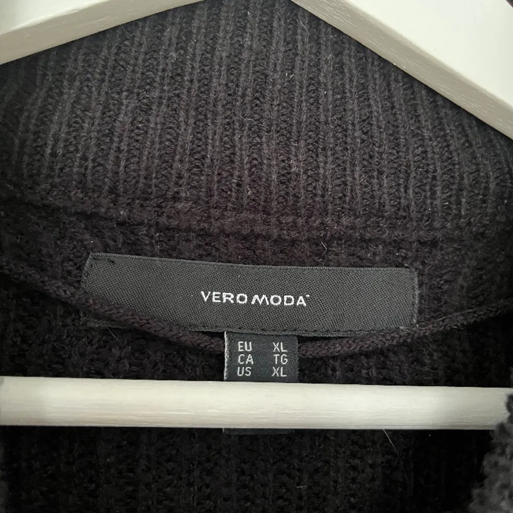 Randig stickad tröja från Vero Moda. Storlek XL. Använd ca 2 gånger. Skulle säga att den passar M-L.. Stickat.