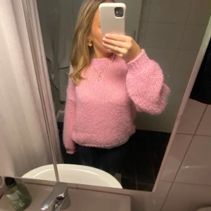 Rosa stickad - Fin grov stickad tröja från vero Moda. Sälj då den inte kommit till användning💕