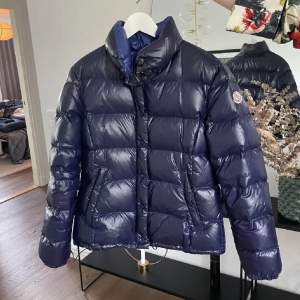 Moncler jacka i storlek 2 