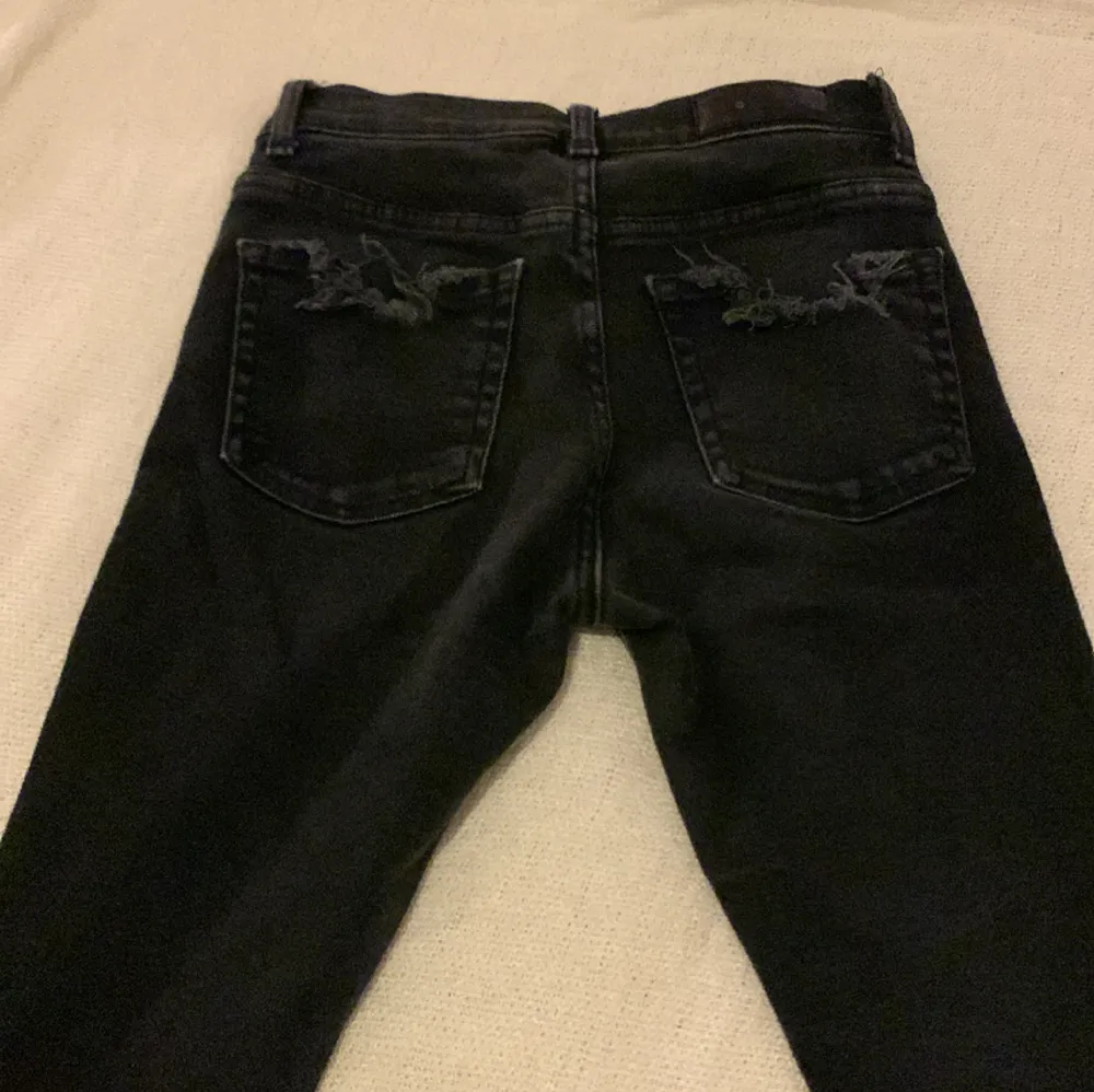 Jätte fina jeans dem va stora på mig dem har slits nere vid foten . Jeans & Byxor.