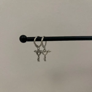 Örhängen🤍 - Säljer superfina örhängen till ett bra pris. Finns bara i silver, säljs i par. Rekommenderar att man tar av sig dom när man tex ska duscha eller bada, då minskar risken att dom rostar. 