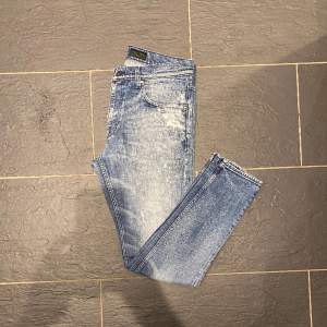 Skit feta Tiger of Sweden jeans i dunder skick utan några defekter.  Storlek: 32/32  Nypris: 1899 kr  Vårat pris: 499 kr