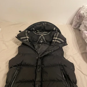 Burberry - Hej jag säljer min burberry väst som är i storleken M-L den är i ganska bra skick det går att göra västen till en jacka men har tappat bort armarna till västen. Skriv om mer frågor om du är intresserad  Pris kan diskuteras bland snabbaffär  Byte går 