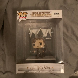Harry potter lupin funko pop - Stor Remus Lupin funko pop köpt i London. Aldrig öppnats, säljs för 140 kr :)