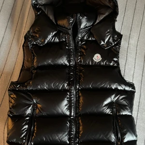 Moncler/väst - Nästan helt ny Monclear väst, skick 10/10. Påse och tags följer med. Såklart går det även att scanna på märket och i västen. Det är storlek 3 vilket motsvarar M/L