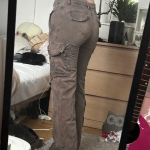 Cargo byxor - Super trendiga och unika cargo byxor, med massa fickor och härlig passform. Super coola och passar till allt! Säljer då dem inte kommer till användning tyvärr… ❤️